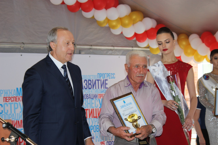 Губернатор Валерий Радаев (слева)