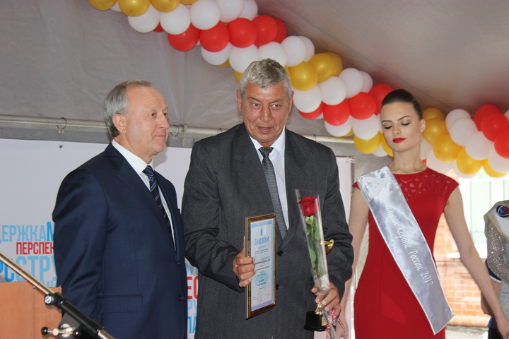 Губернатор Валерий Радаев (слева)