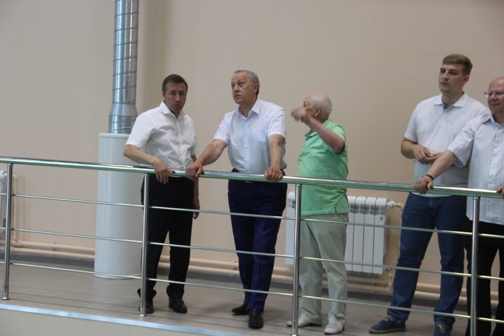 губерантор Валерий Радаев (в центре)