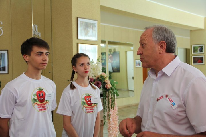 губернатор Валерий Радаев (справа)
