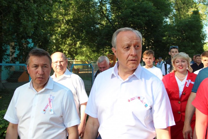 Глава Балаковского района Александр Соловьев и губерантор Валерий Радаев (справа)