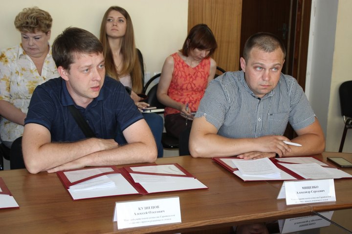 Члены избирательной комиссии Алексей Кузнецов и Александр Мищенко