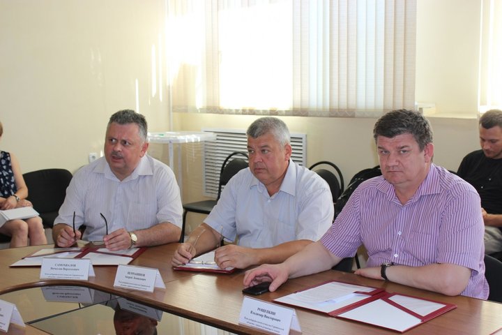 Члены избирательной комиссии Вячеслав Самохвалов, Андрей Немчанинов и Владимир Рощепкин