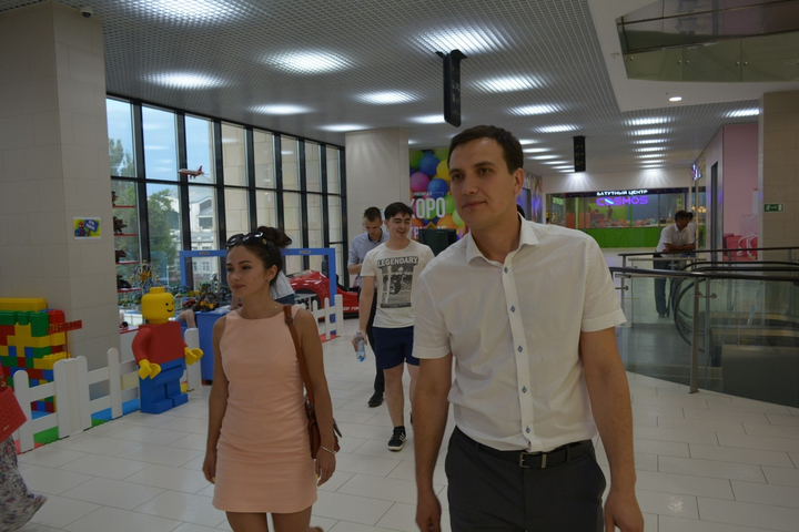 Председатель молодёжного парламента региона Ангелина Коновал и депутат областной думы Иван Дзюбан