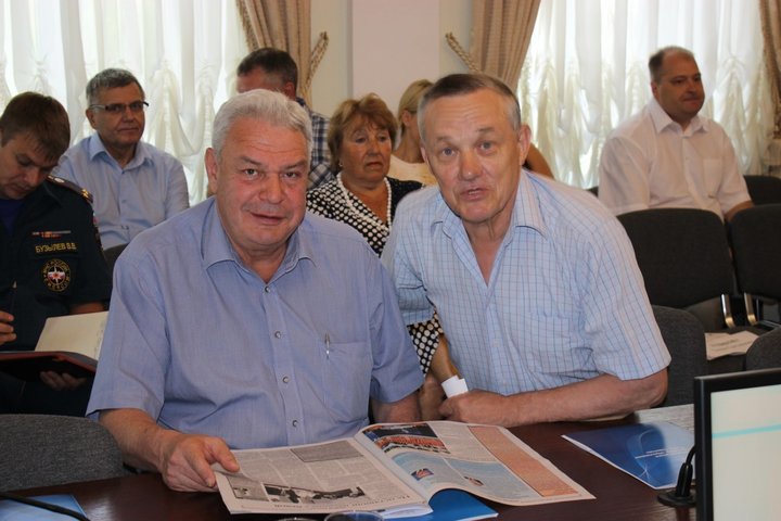Депутат Леонид Писной (слева)
