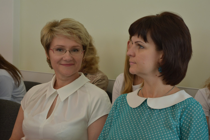 Председатель комитета по образованию Лариса Ревуцкая и заместитель главы администрации по социальной сфере Наталья Обрежа