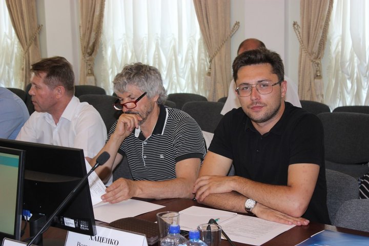 Член общественной палаты Всеволод Хаценко (справа)