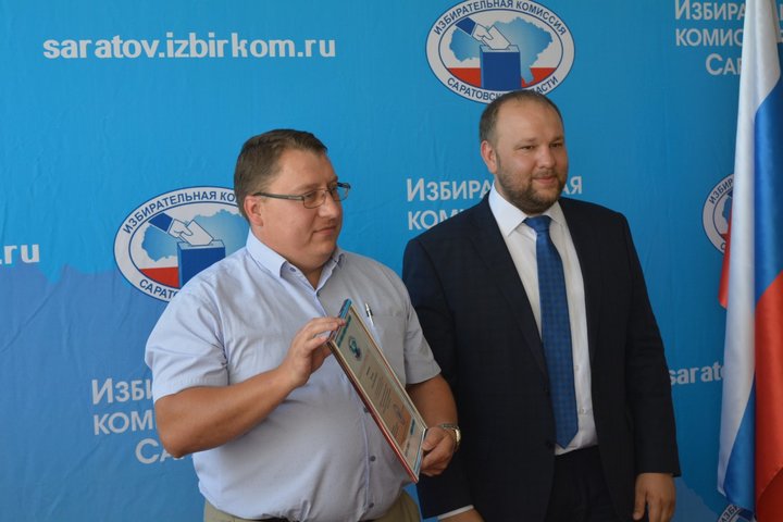 Глава ИК региона Владимир Писарюк (справа)