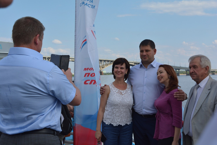 Мэр города Михаил Исаев (слева), замглавы администрации по социальной сфере Наталья Обрежа, министр спорта Александр Абросимов, депутат областной думы Юлия Литневская и председатель гордумы Саратова Виктор Малетин