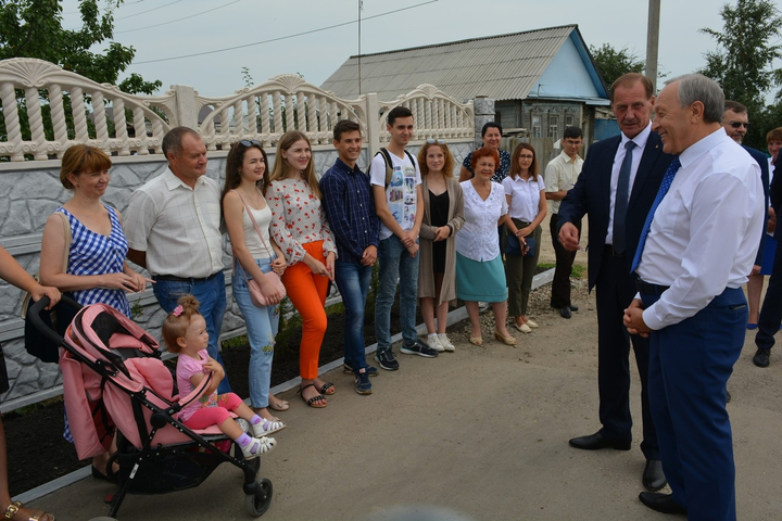 Губернатор Саратовской области Валерий Радаев на встрече с жителями Татищево