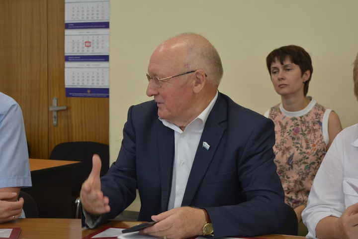Член избирательной комиссии Борис Кузнецов
