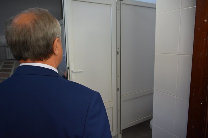 Валерий Радаев (смотрит новый туалет)