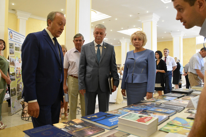 Губернатор Валерий Радаев, глава управления делами правительства Павел Точилкин, министр культуры Татьяна Гаранина