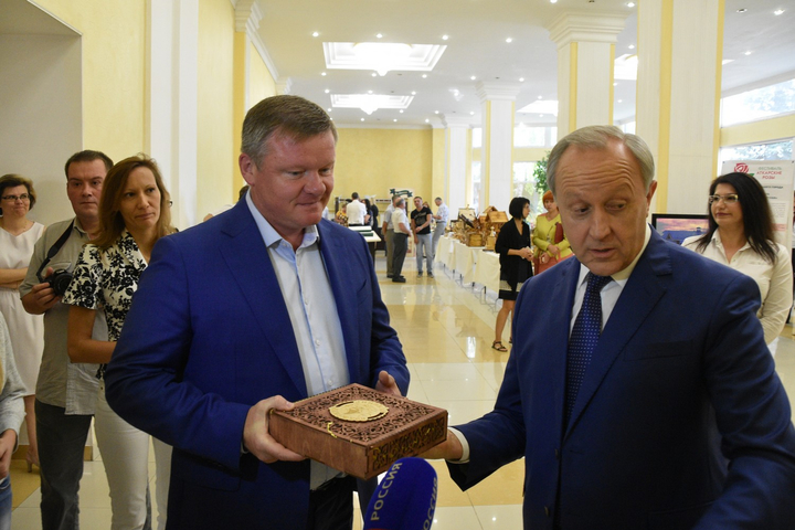 Глава города Михаил Исаев, губернатор Валерий Радаев