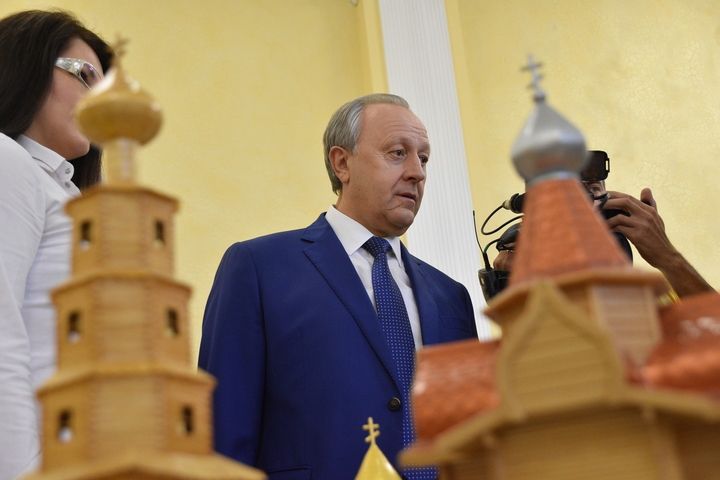 губернатор Валерий Радаев (в центре)