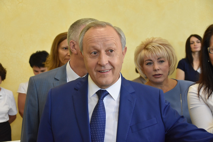 губернатор Валерий Радаев (в центре)