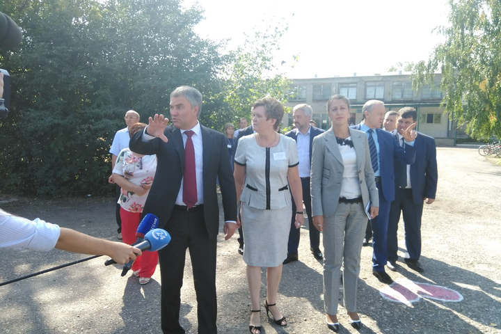 Спикер госдумы Вячеслав Володин, директор школы Елена Запорожская, министр образования Ирина Седова