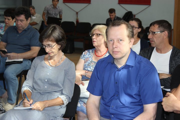Депутат Владимир Есипов (справа)
