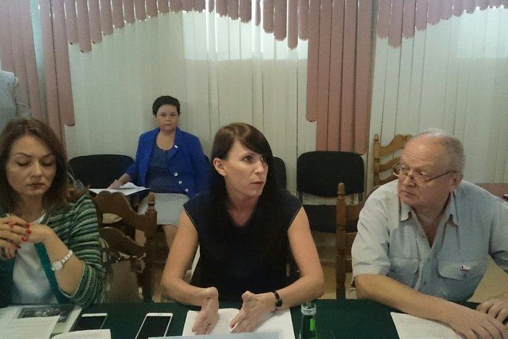 Член общественной палаты Ксения Корнилова (в центре)