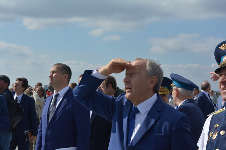 Губернатор Валерий Радаев (в центре справа)