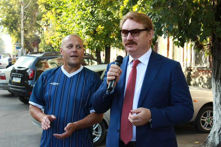 Глава Балашовского района Павел Петраков (справа)