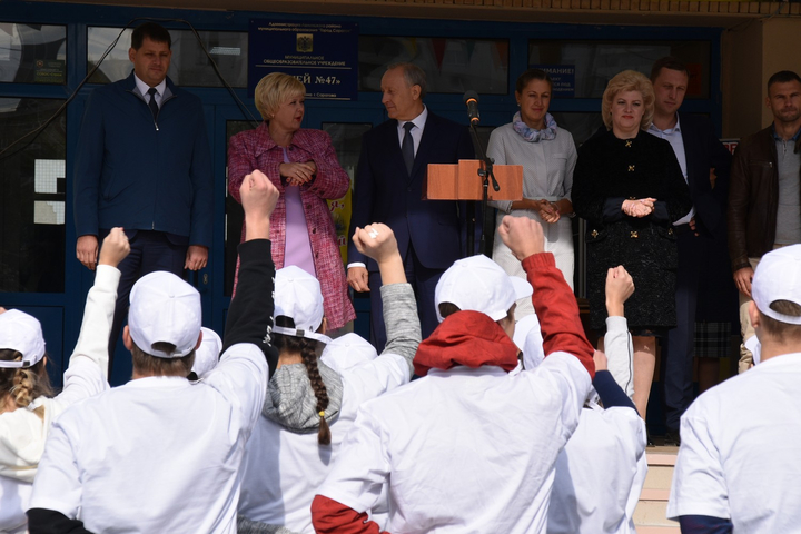 Губернатор Валерий Радаев (в центре сверху)