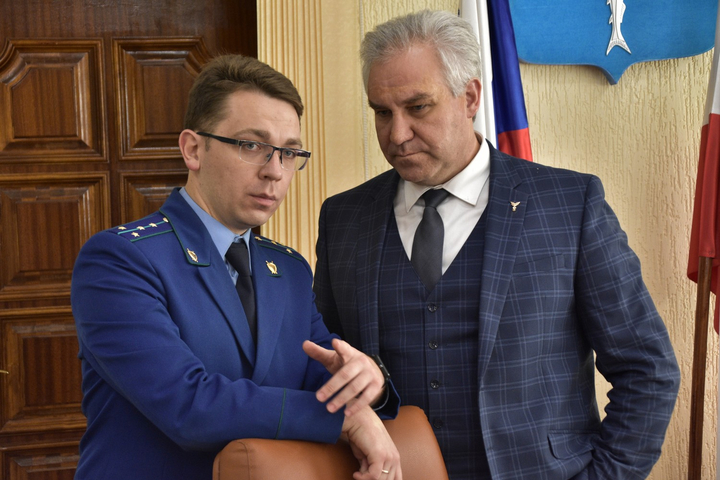 Представитель прокуратуры Иван Гусев и депутат Алексей Антонов