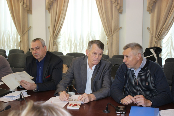 Слева: представитель МБУ Служба благоустройства города Юрий Васильев