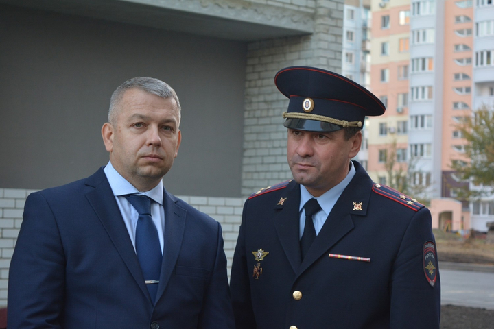 Начальник УМВД по городу Саратову Андрей Чепурной (справа)