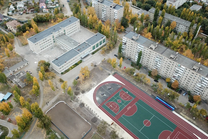 Футбольное поле около гимназии в Комсомольском