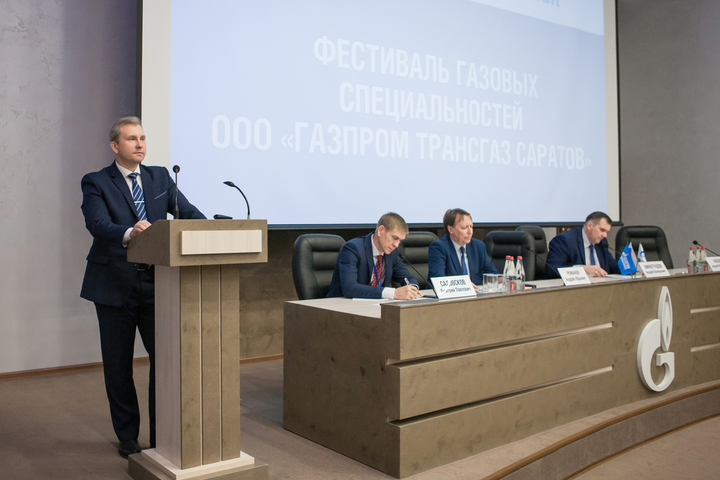 Заместитель генерального директора по производству ООО &laquo;Газпром трансгаз Саратов&raquo; Андрей Виноградов (за трибуной)