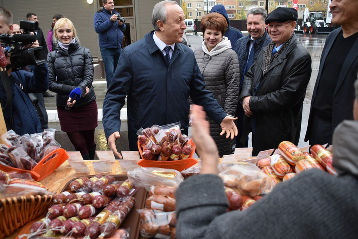 Губернатор Валерий Радаев (в центре слева) и министр сельского хозяйства Татьяна Кравцева