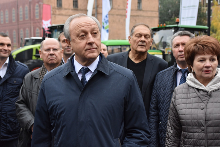 Губернатор Валерий Радаев (в центре слева)