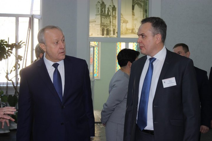 Губернатор Валерий Радаев (слева), директор ГАПОУ СО «Саратовский областной базовый медицинский колледж» Игорь Морозов (справа)
