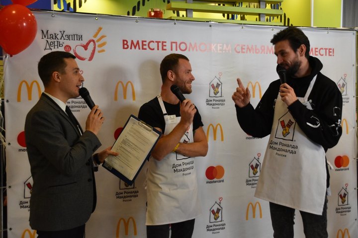 Ведущие Михаил Ведутин (в центре) и Евгений Креков (справа)