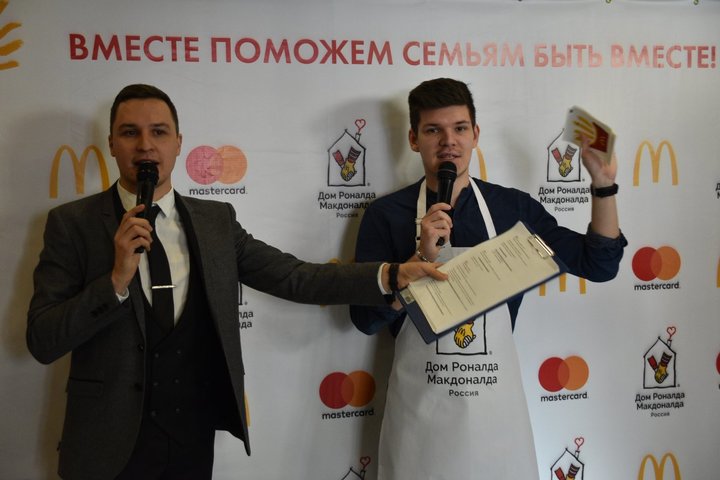 Ведущий Иван Шепелев (справа)
