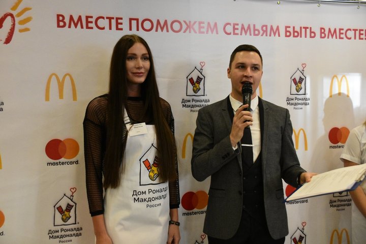 Модель Наталья Шаронова (слева)