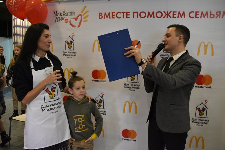 Телеведущая Мария Карманова (слева)