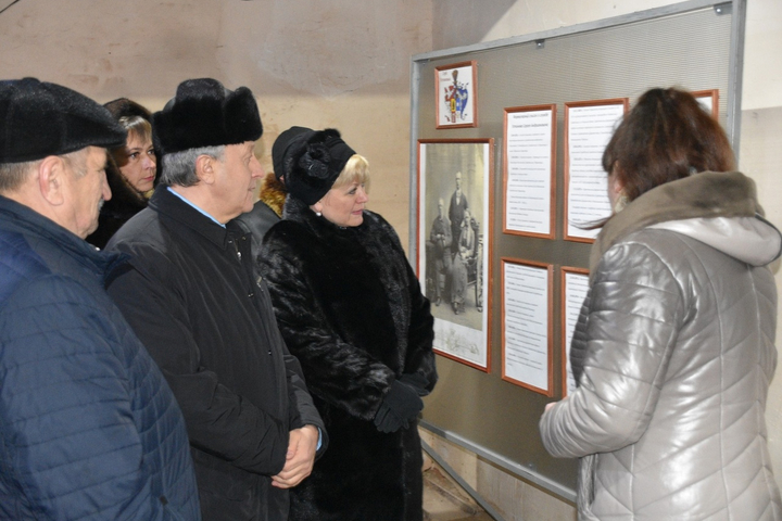 Губернатор Валерий Радаев (в центре слева) и глава Ртищевского района Светлана Макогон