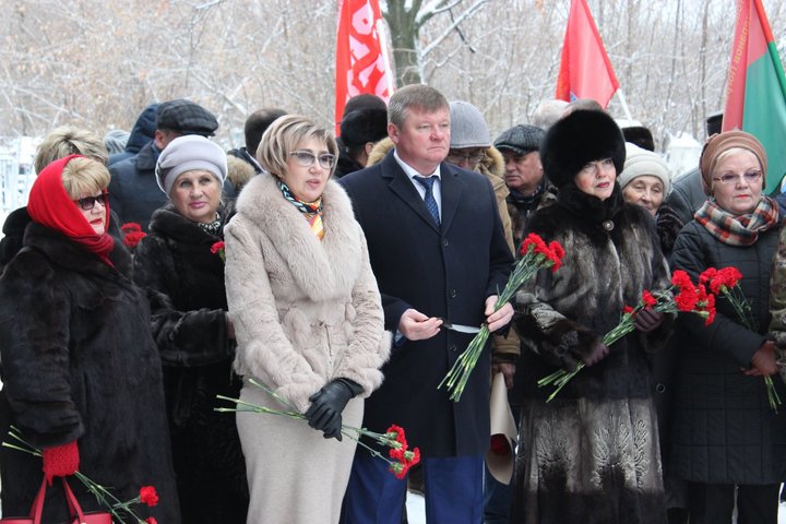 Министр внутренней политики и общественных отношений области Елена Щербакова (в центре слева), глава города Михаил Исаев (в центре), депутат областной думы Алевтина Лосина