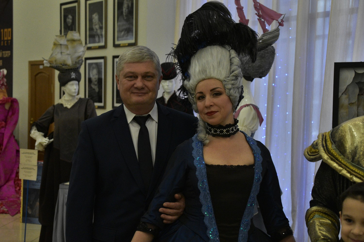 Директор театра оперы и балета Алексей Комаров (слева)