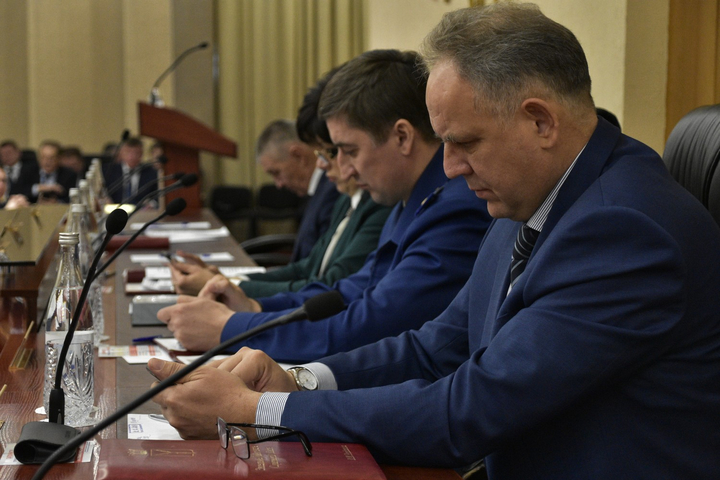 Зампред правительства области Василий Разделкин (справа)