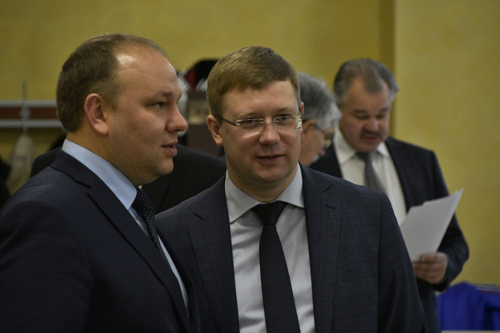 Глава областного избиркома Владимир Писарюк и глава Петровского района Денис Фадеев