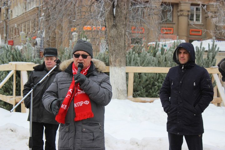 в центре: депутат Саратовской городской думы Андрей Карасев (КПРФ)