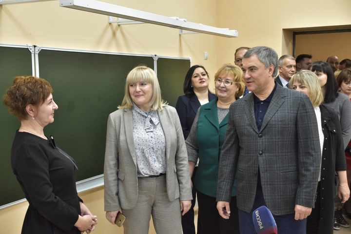 Депутат облдумы Юлия Ермакова, спикер Госдумы Вячеслав Володин