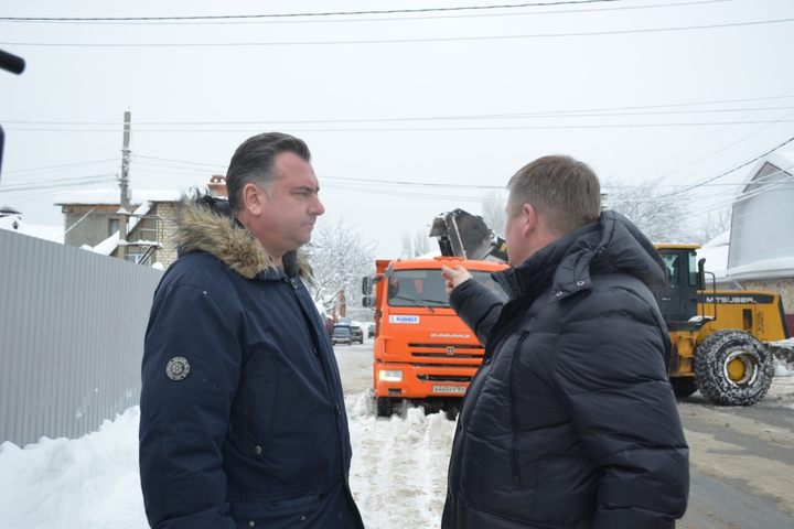 Директор МБУ «Служба благоустройства города» Александр Белов и глава Саратова Михаил Исаев