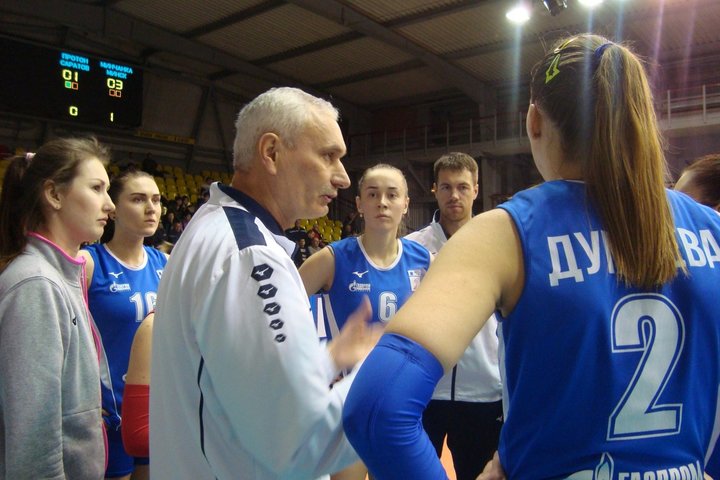 Главный тренер Протон-Саратов Юрий Маричев (в центре слева)