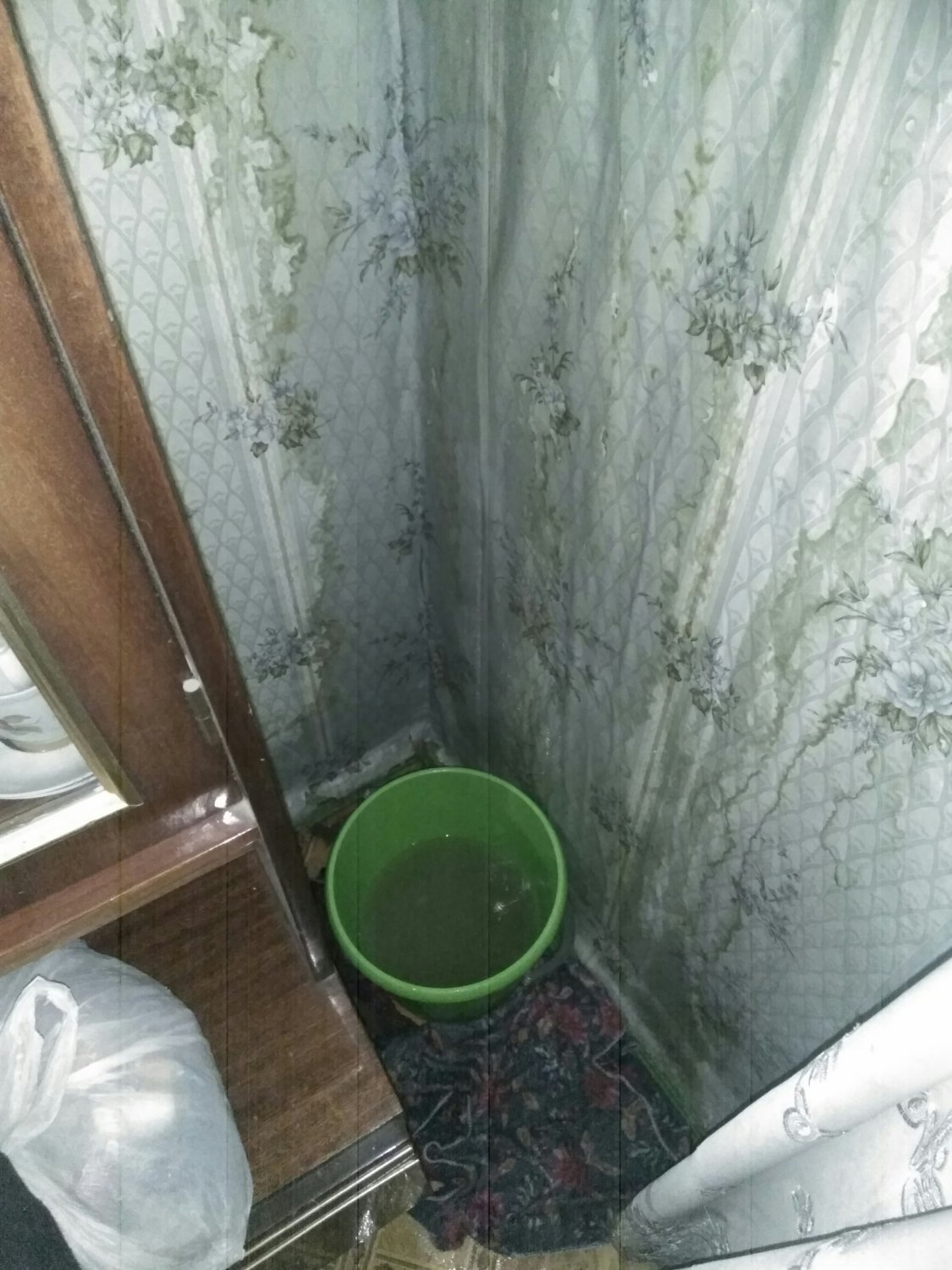 В квартире льется вода с потолка. Вода в коридоре протекает с потолка ведра. Гостинка в Красноярске с потолка вода напол льеиься подон.
