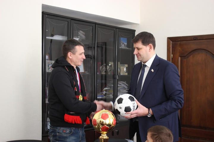 Тренер Дмитрий Орловский (слева) и министр спорта Александр Абросимов (справа)