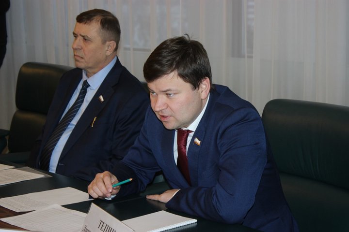 министр транспорта и дорожного хозяйства региона Николай Чуриков (слева), министр строительства и ЖКХ области Дмитрий Тепин